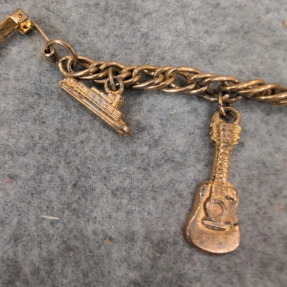 Vintage Nashville Charm Bracelet Grand Ole Opry Opryland USA Gold Tone J1 - Picture 3 of 6